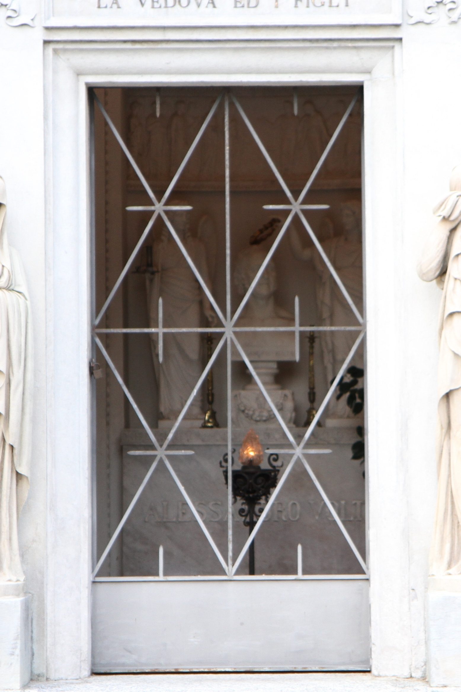Alessandro Volta's tomb, Camnago - 04.JPG